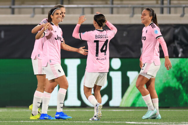 Alba Redondo bejubelt mit ihren Teamkolleginnen ein Tor