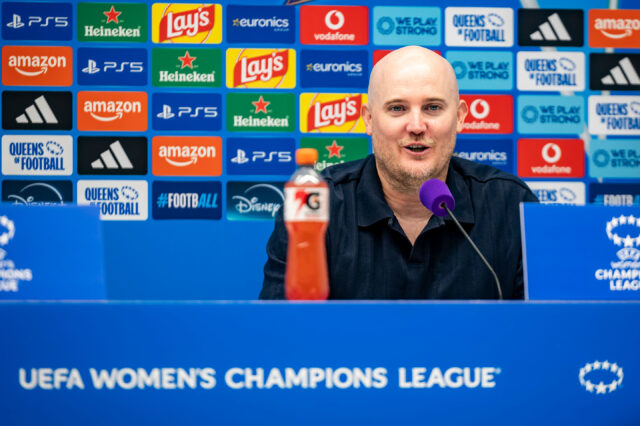 Stefan Kenesei bei einer UWCL-Pressekonferenz