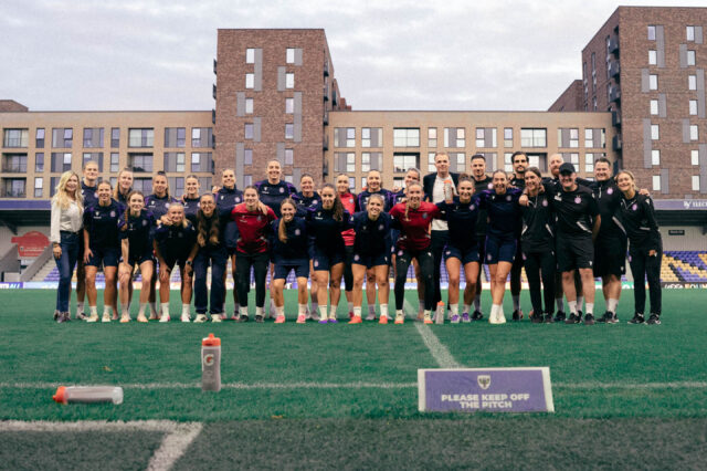 Teamfoto der Austria Wien Frauen an der Plough Lane in London