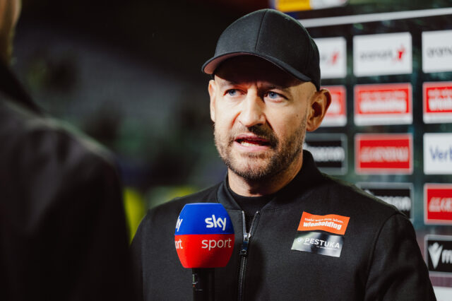 Stephan Helm im Interview vor der Sponsorenwand