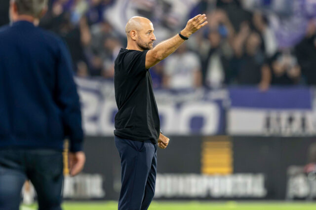 Stephan Helm steht an der Seitenlinie und gibt Anweisungen