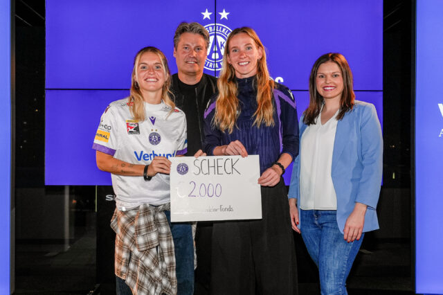 Elisa Pfattner, Harald Zagiczek, Jasmin Pal und Julia Gruber von Verbund mit einem Spendenscheck nach dem Viola Run 2026