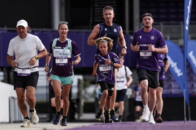 Läuferinnen und Läufer in der Generali-Arena beim Viola Run 2026