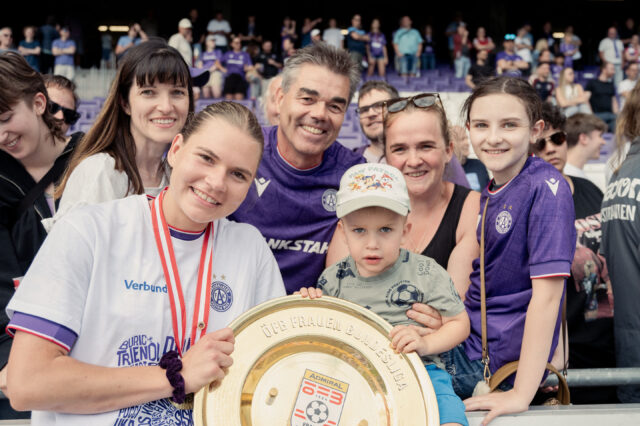 Tatjana Weiss mit Fans in der Generali-Arena
